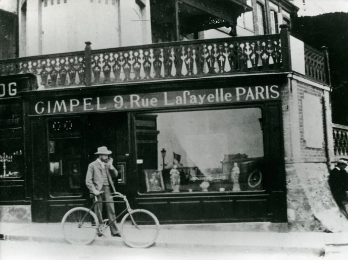 Ernest Gimpel devant la Galerie d’été, à Trouville. The René Gimpel Archives